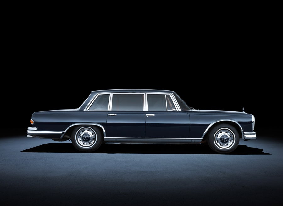 Atemporal coche berlina de la Clase S de Mercedes de 1963.