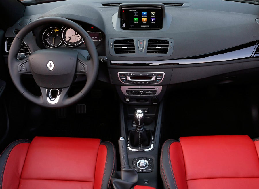 El interior del coche cabrio suele estar preparado para las circunstancias meteorológicas.