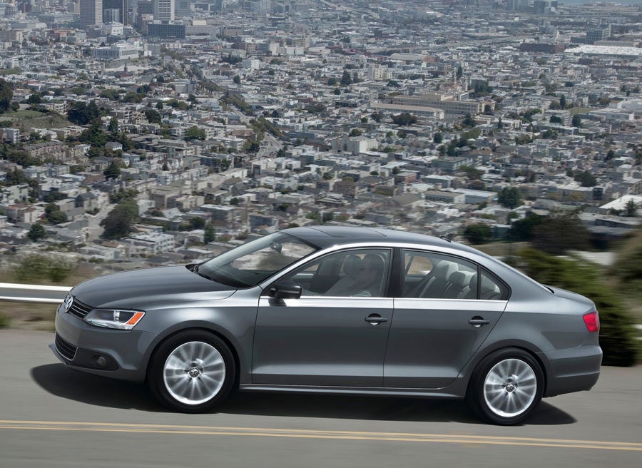El Volkswagen Jetta es un coche sedán compacto.