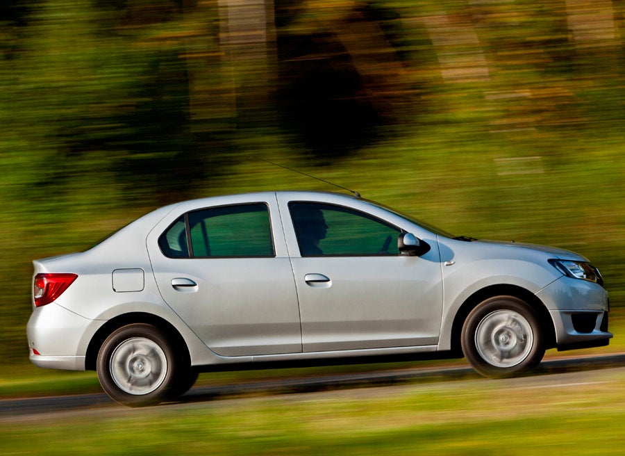El Dacia Logan es uno de los pocos, y por poco, utilitarios de 3 volúmenes de venta en España.