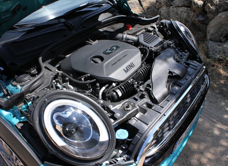 El motor, de gasolina con inyección directa, tiene 4 cilindros, 2 litros, turbo y entrega 192 CV de potencia máxima.