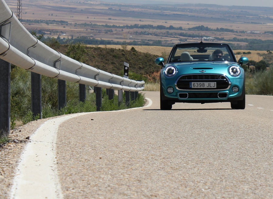 Circular desacapotado a velocidades legales con el Mini Cooper S Cabrio no supone problemas para los ocupantes.