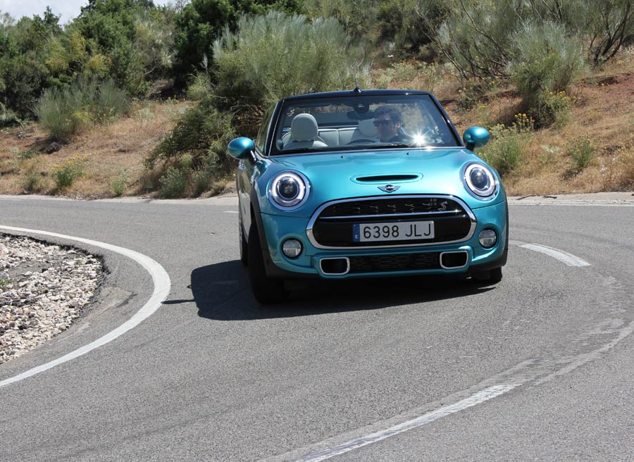Los modos de conducción, opcionales, pueden hacer que el coche se comporte en curva de manera diferente.