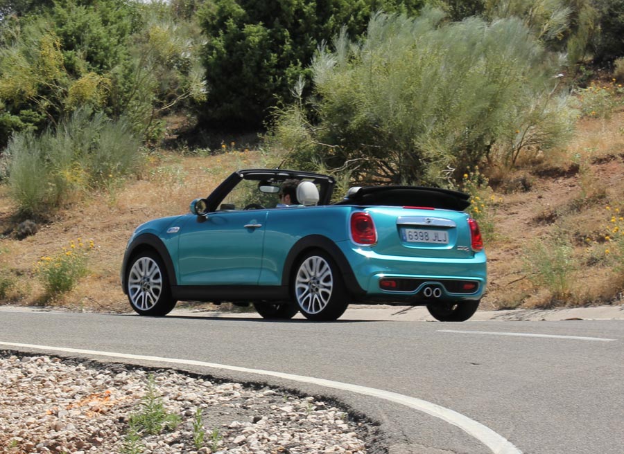 La carrocería del Mini Cabrio mantiene la linea de cintura recta de sus antepasados.