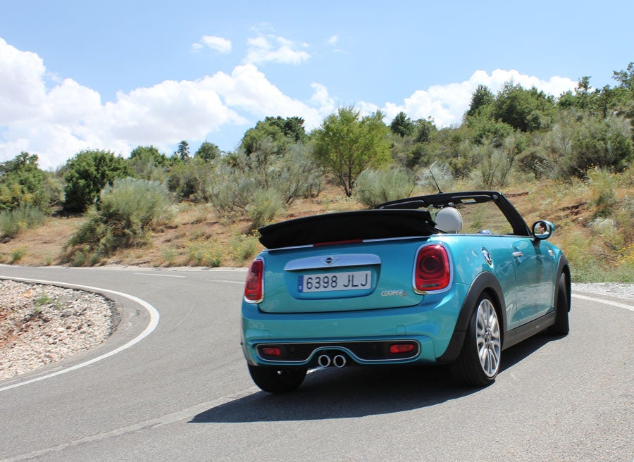 En control electrónico del diferencial ayuda al Mini Cooper S Cabrio a traicionar a la salida de las curvas.