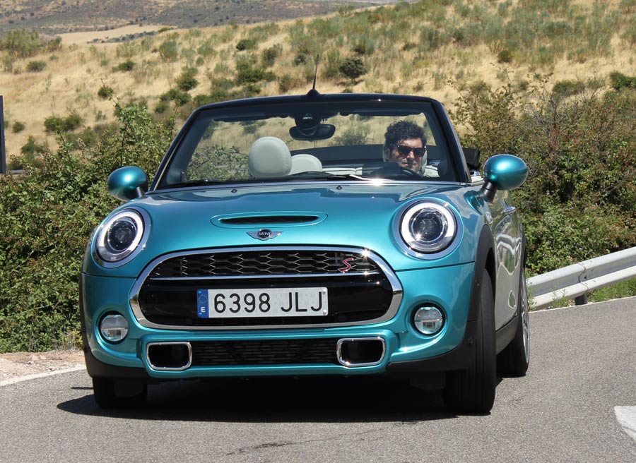El Mini Cooper S Cabrio alcanza 230 km/h y acelera de 0 a 100 km/h en 7,2 segundos.