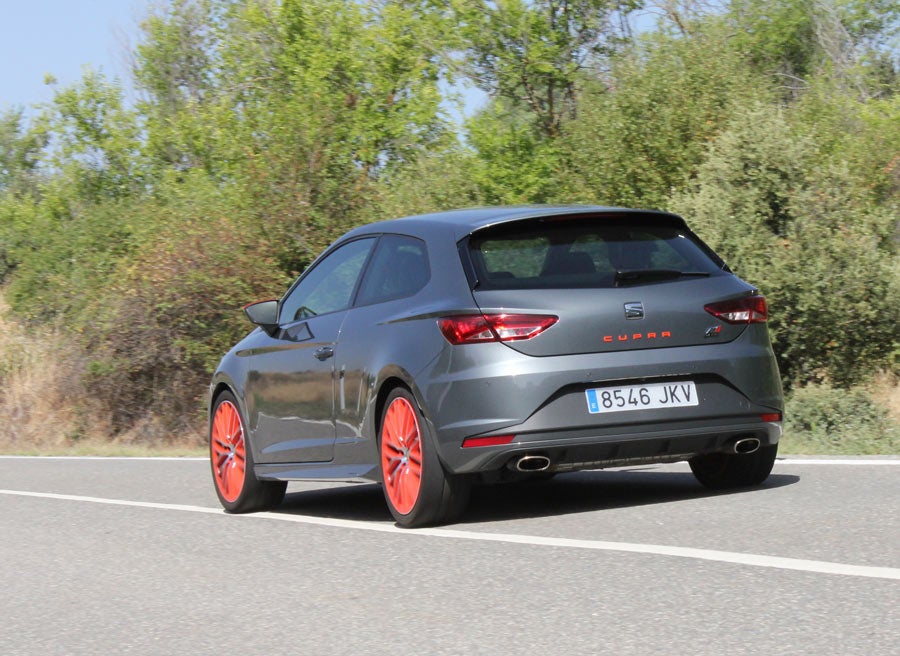 El tren trasero del Seat León Cupra es ágil pero estable.