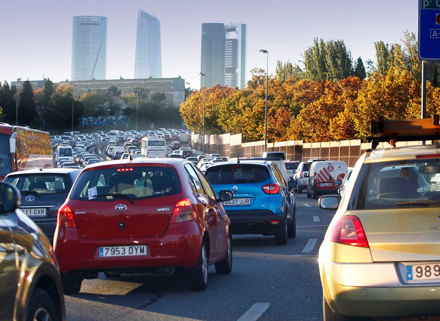El tráfico masivo de las ciudades contamina en gran medida el aire que respiramos. Además las emisiones de CO2 son elevadísimas, ya quesolo una minoría de los vehículos son eléctricos.