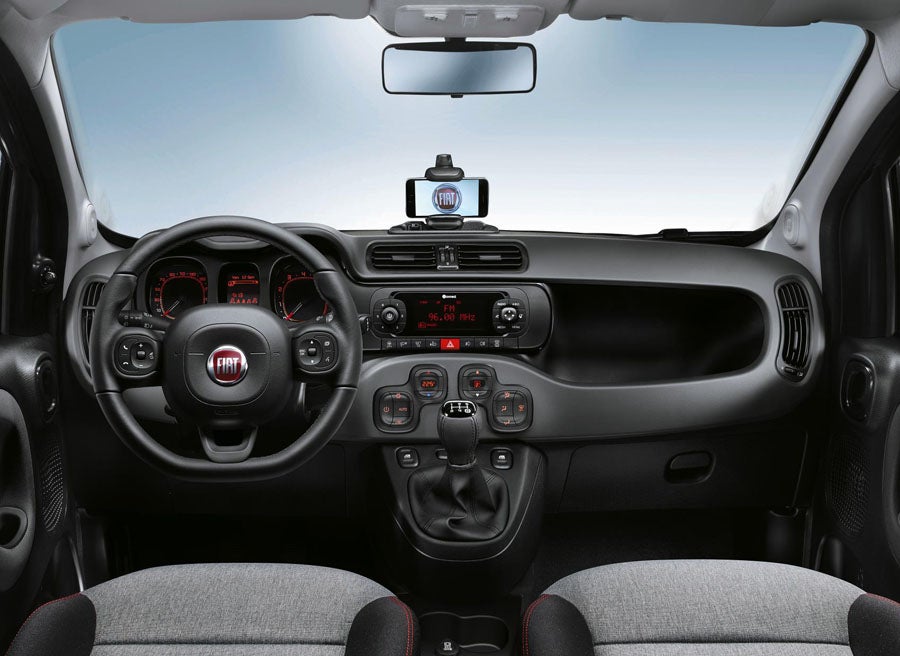 La versión Easy ofrece controles de radio y volante de cuero.