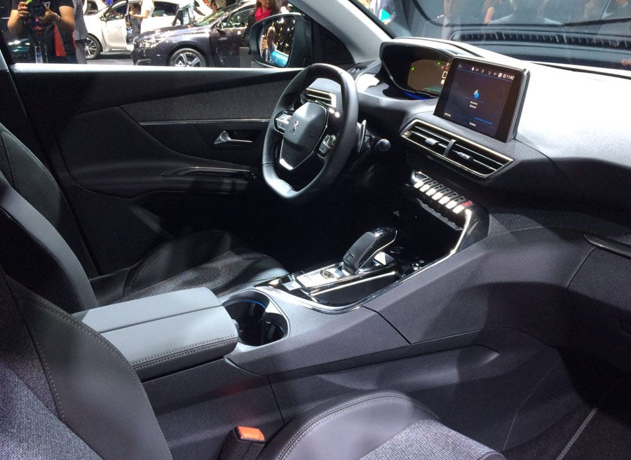 El interior lleva a nuevas cotas la idea del i-cockpit, con un volante de pequeñas dimensiones.