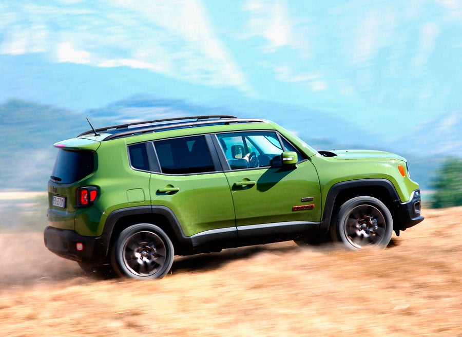 El Jeep Renegade 75 Aniversario destaca por su techo de fibra desmontable de serie.