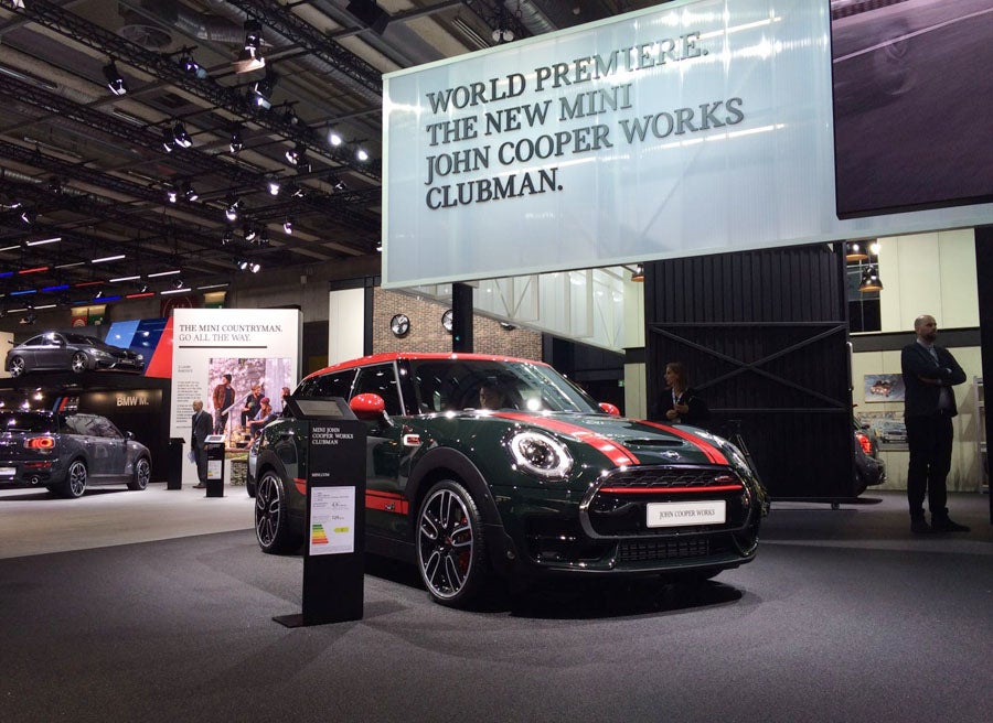 Este nuevo Mini Clubman John Cooper Works cuenta con entradas de aire más grandes y taloneras específicas entre otros detalles.