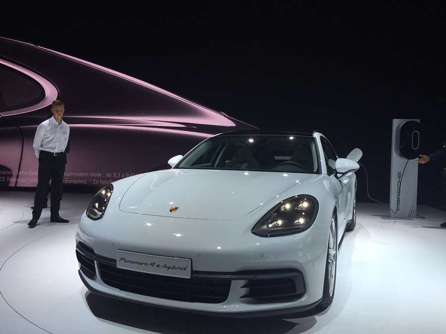El Porsche Panamera 4 E-Hybrid monta una transmisión automática de doble embrague y 8 velocidades.