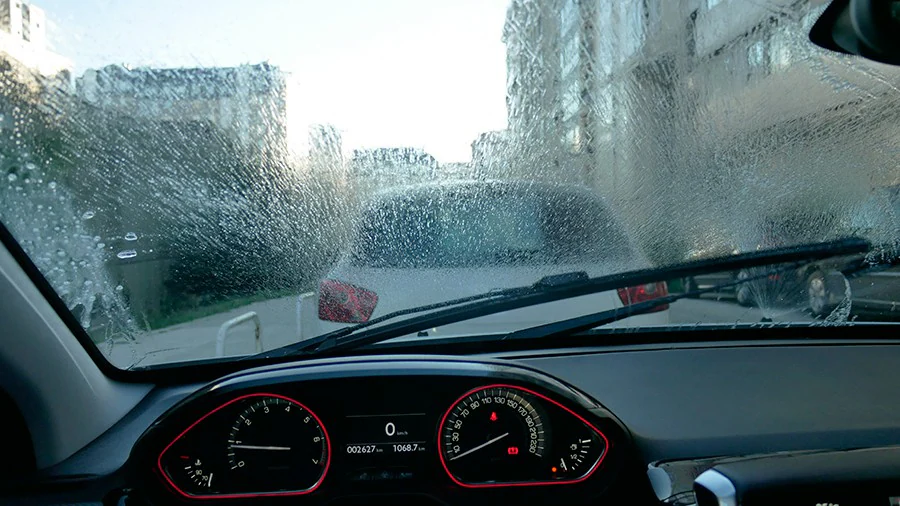Por qué nunca debes usar lavavajillas para el limpiaparabrisas del coche, y  cómo rellenarlo