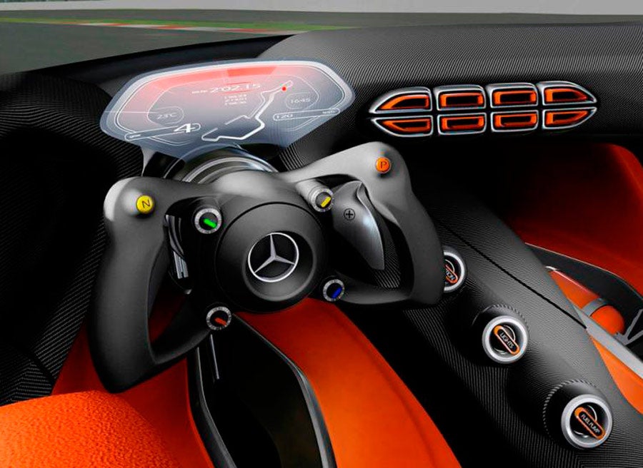 En el interior del AMG R 50, apenas un volante y una pantalla LED.