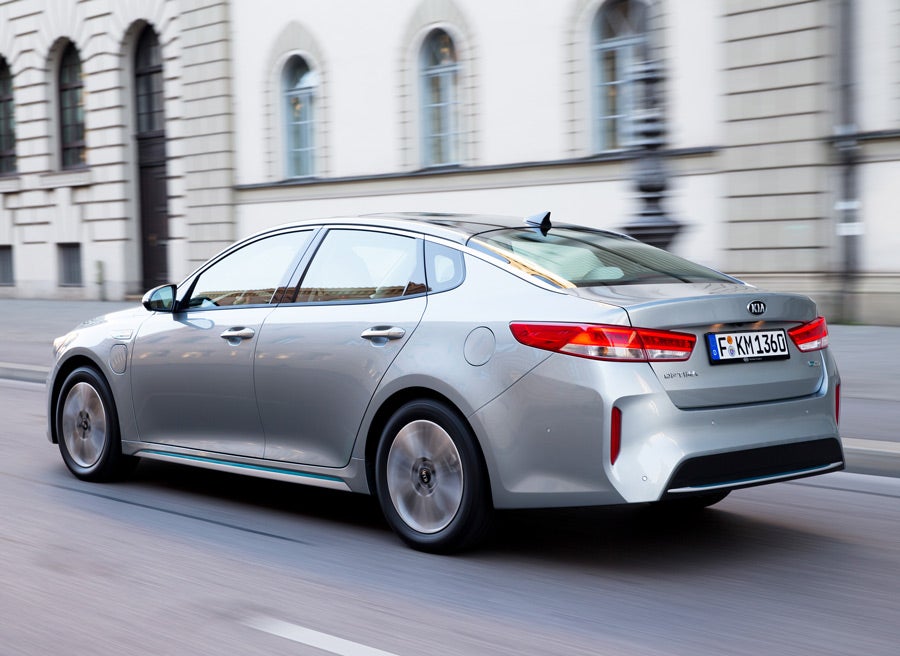 El parasoles trasero del Kia Optima híbrido enchufable tiene diseño específico, pensando en la aerodinámica.