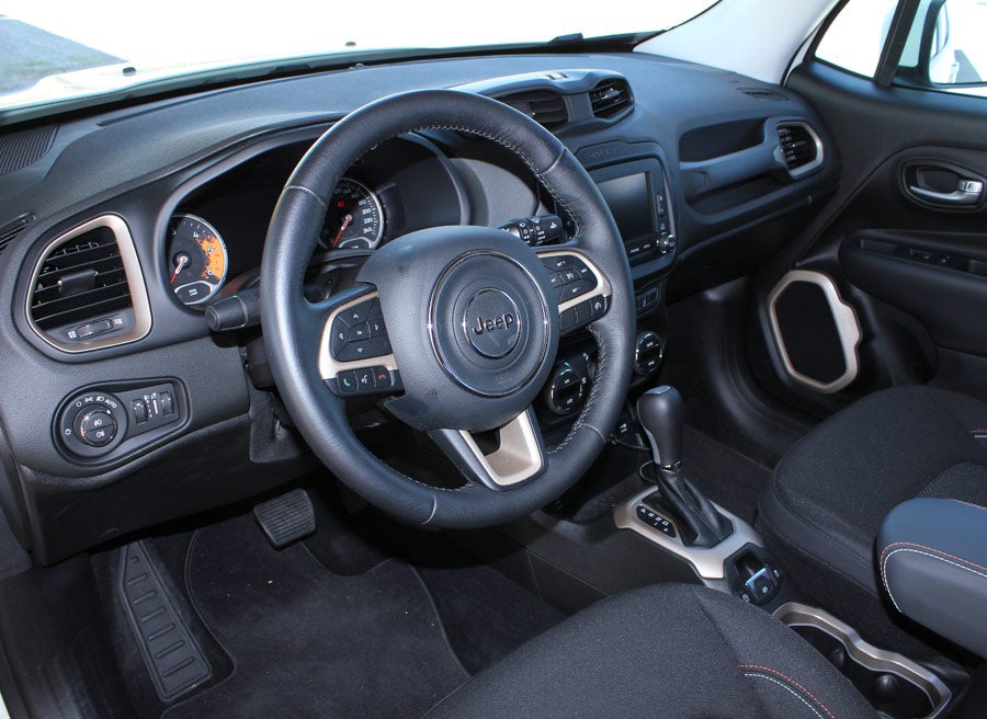 El volante multifunción está forrado en cuero.