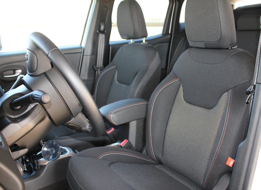 Las plazas traseras del Jeep Renegade están preparadas para adaptarse a muchos tipos de tallas.
