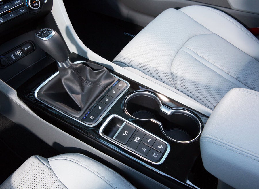 Entre los asientos, encontramos dos posavasos. El cambio puede ser manual o automático con el motor diésel.
