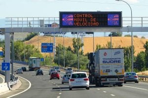 El radar de tramo puede estar situado en un pórtico o en una columna. En ambos casos, necesita electricidad.