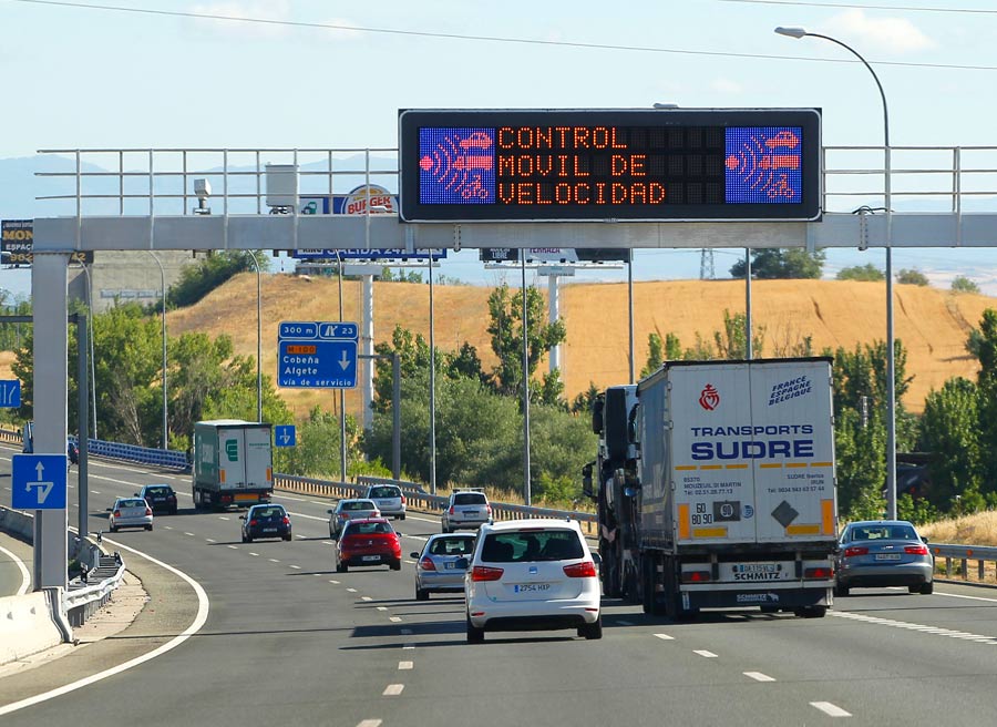 El radar de tramo puede estar situado en un pórtico o en una columna. En ambos casos, necesita electricidad.