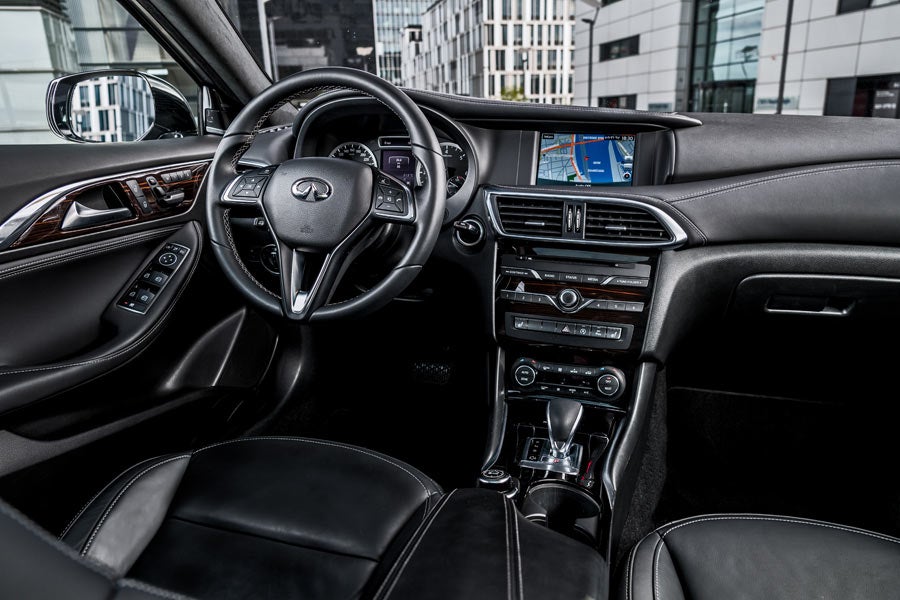 El interior del Infiniti QX30 destaca por la calidad de los materiales y el buen ajuste de las dsitintas piezas.