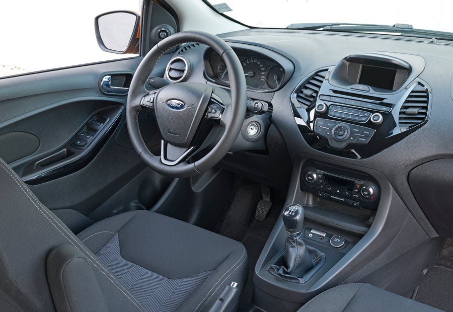 El salpicadero del nuevo Ka+ cuenta con materiales agradables y el aspecto e imagen de Ford.