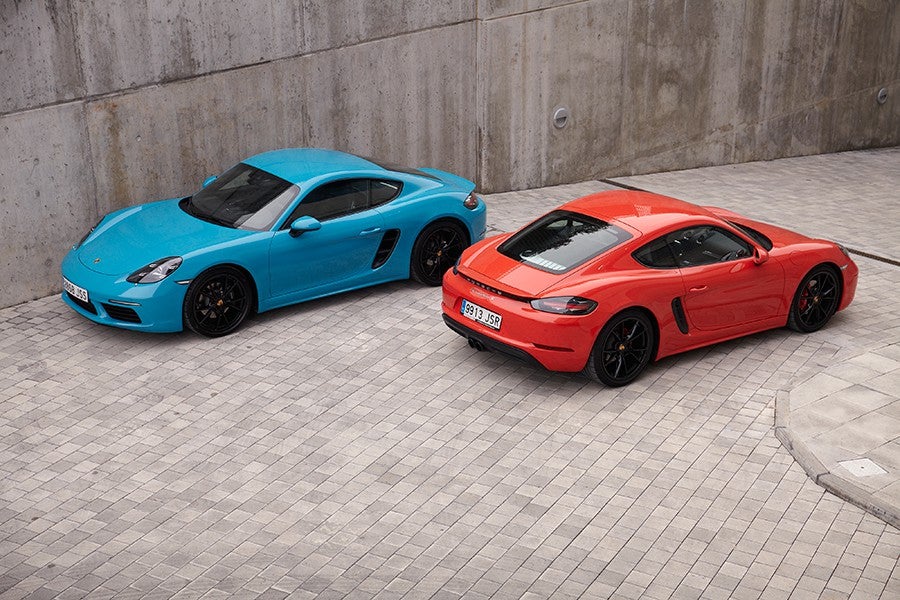 El equipamiento de serie del 718 Cayman es correcto, la lista de opciones interminable.