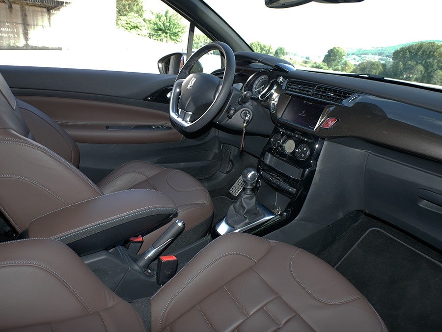 El interior de este DS 3 es elegante, acogedor y confortable.