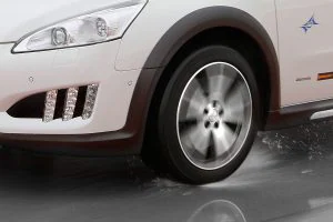 Una presión correcta en los neumáticos es imprescindible para mejorar la seguridad sobre suelo mojado.