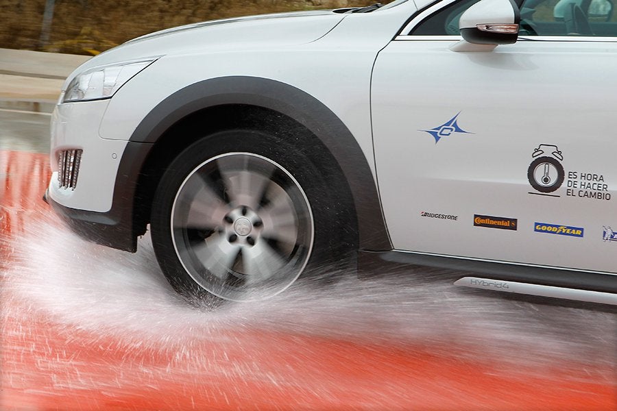 El aquaplaning impide que podamos dirigir, frenar o acelerar, el coche flota sobre el agua.