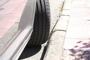 Si cae para atrás, el neumático frena el coche.