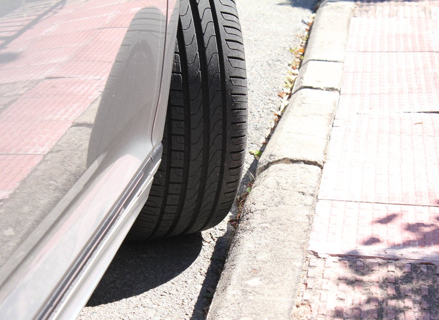 El motivo para jamás aparcar con las ruedas giradas 2 Motor16 aparcar en cuesta 1 Motor16