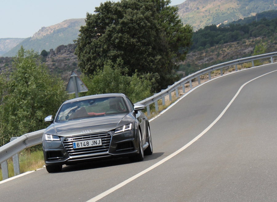 Una carretera de montaña es uno de los escenarios favoritos del Audi TTS.