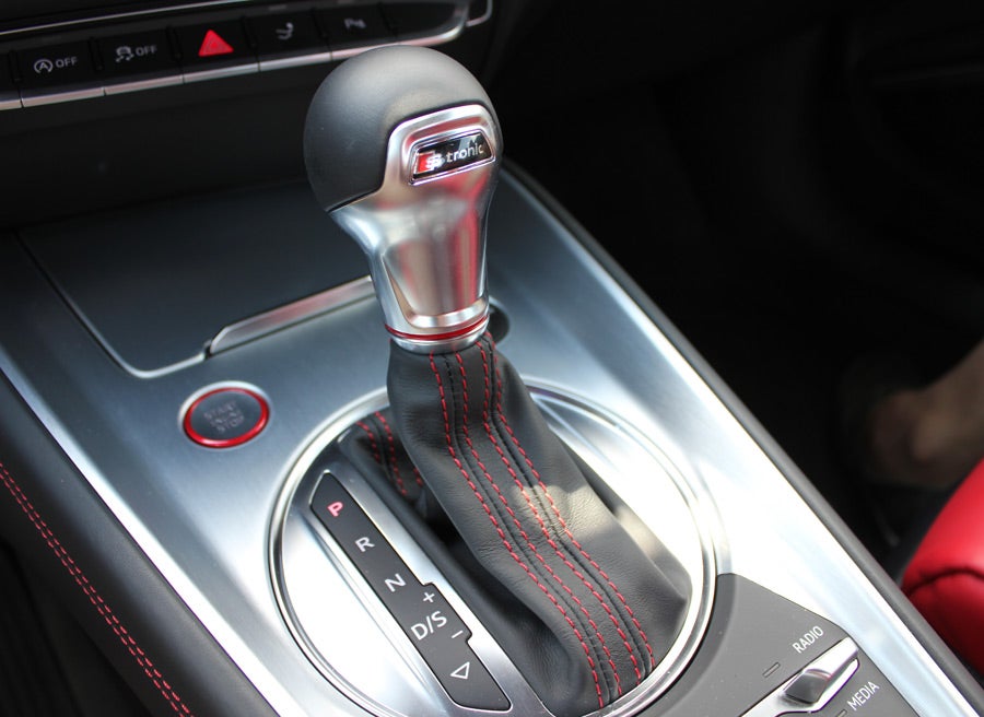 El cambio automático S-Tronic de 7 marchas cuadra con la deportividad del Audi TTS.