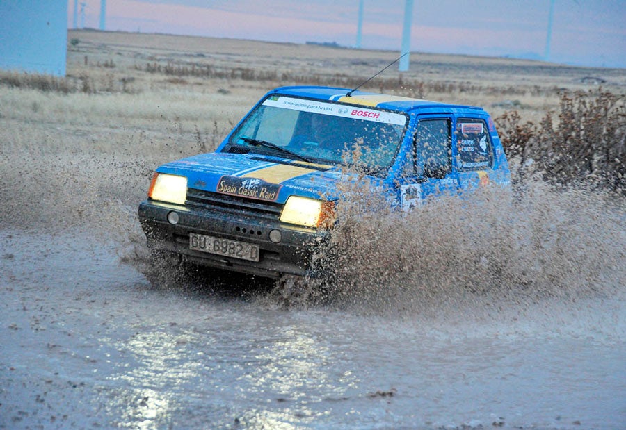 Si ha llovido, pasar por charcos y manchar el coche de barro es de l.as cosas que más haremos en el Spain classic Raid