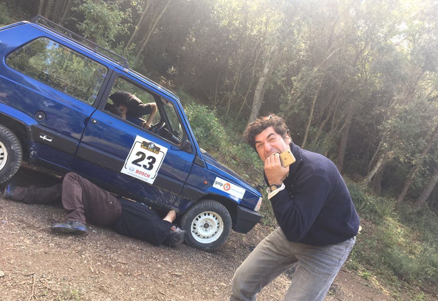 ¡Horror! Nada más comenzar el Spain Classic Raid, nuestra caja de cambios se estropea. Por suerte, los mecánicos de la organización -en plena acción en la foto- solventan el problema.