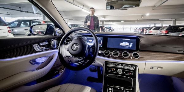 El Mercedes Clase E se puede aparcar desde el smartphone.