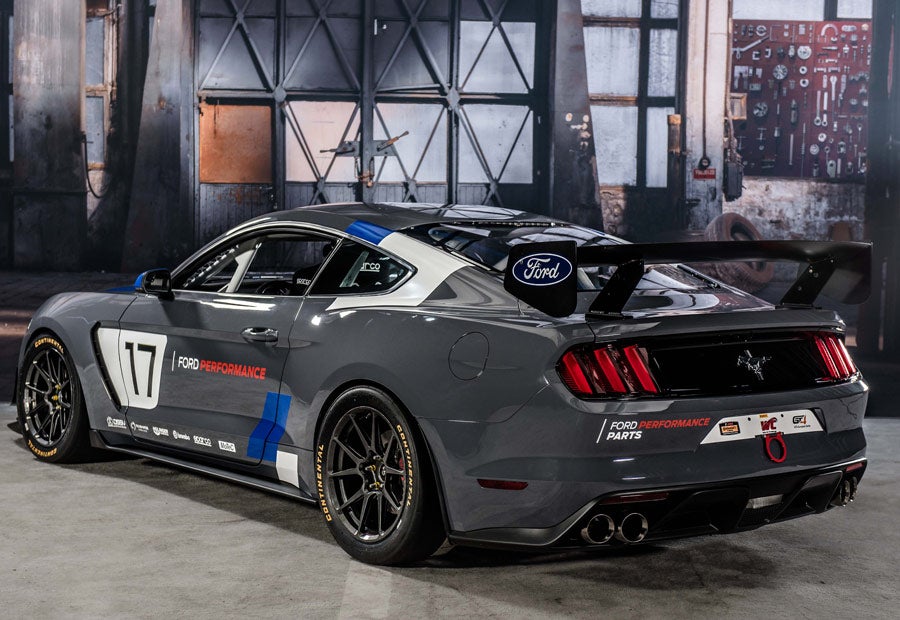 El Ford Mustang GT4 tiene motor V8 de 5.2 litros y caja de cambios automática de 6 marchas.
