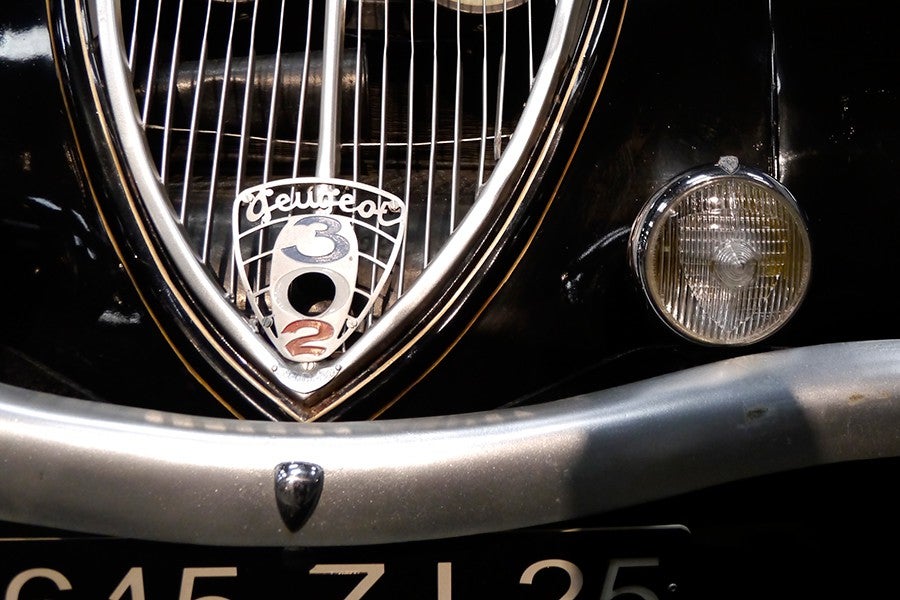 Los nombres de los modelos de Peugeot llevan un "0" para poder introducir la manivela de arranque en su día.