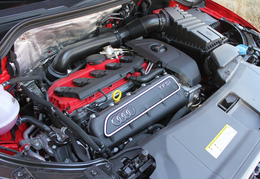 El motor del Audi RSQ3 tiene 5 cilindros y 2,5 litros. Entrega 340 CV de potencia.