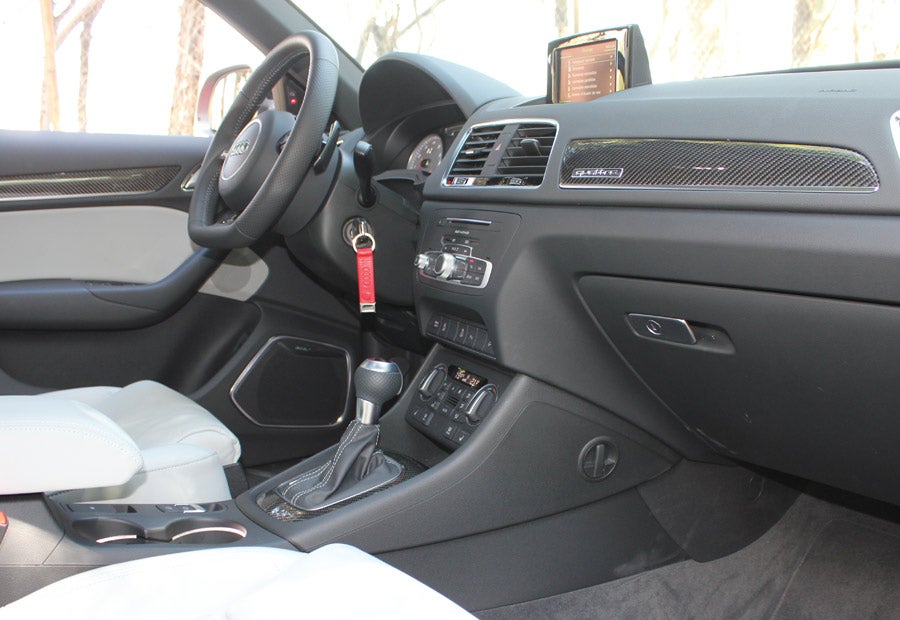 El interior del Audi RSQ3 tiene ambientación oscura con , por ejemplo, el techo forrado en negro.