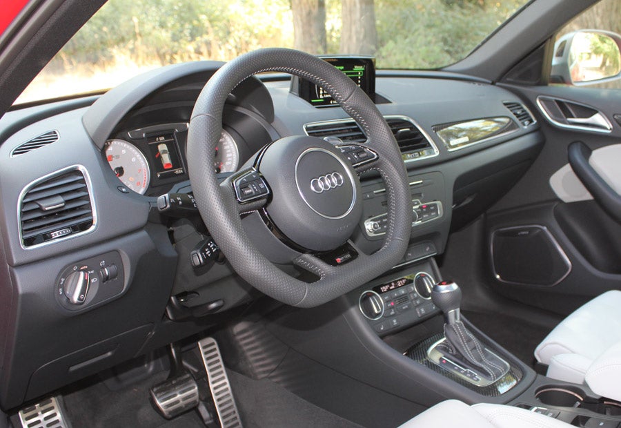 El volante del Audi RSQ3 guía a una dirección más directa que en el resto de la gama.