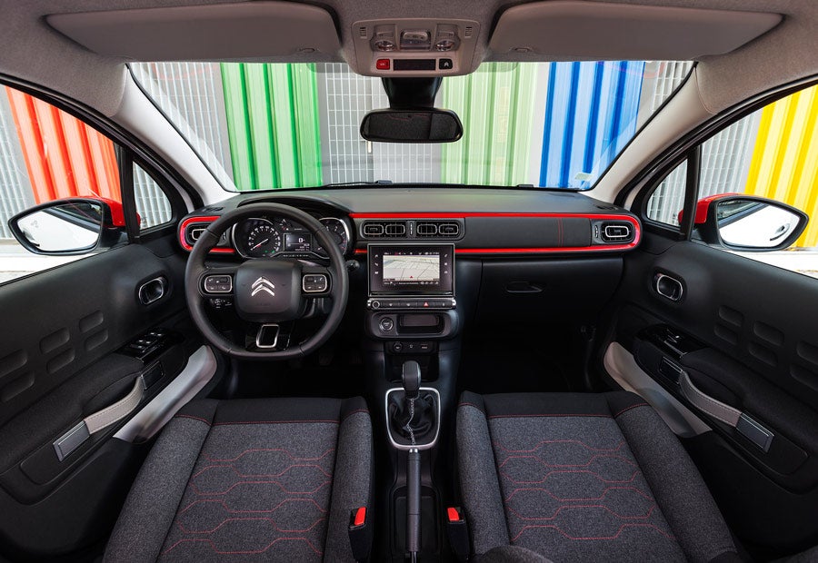 Las plazas delanteras del nuevo Citroën C3 nos han parecido amplias. El volante y asiento del conductor tienen múltiples regulaciones.