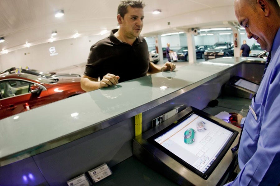 Los concesionarios deben reciclarse para adaptarse a un futuro en el que cambiaran las formas de movilidad.