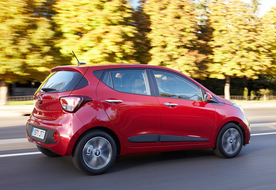 El nuevo Hyundai i10 tiene 5 puertas y 5 plazas y, según el motor y acabado, diferentes tamaños de llantas.