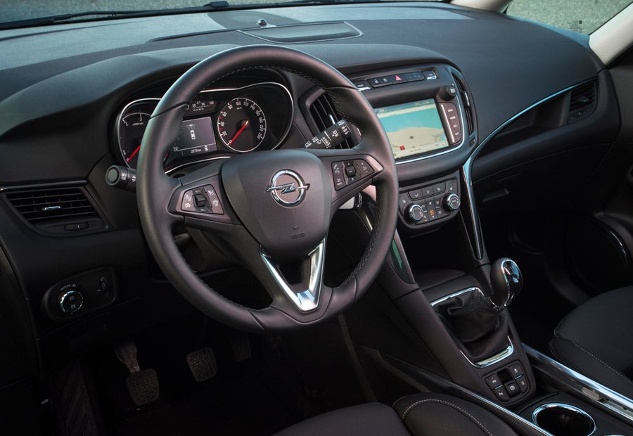 El salpicadero es nuevo en el Opel Zafira de 2017, encontramos menos botonería.