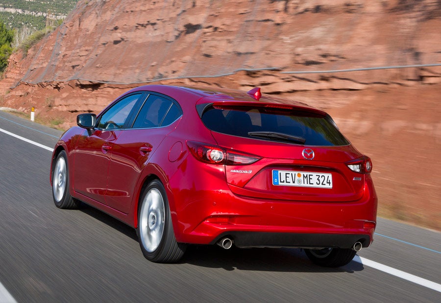 Apenas unas pinceladas, son los cambios en el parasoles trasero del nuevo Mazda 3. La versión sedán, ni eso.