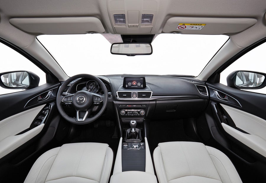En el interior del nuevo Mazda 3 encontramos, por ejemplo, un nuevo volante ala opción de cuero en color blanco.
