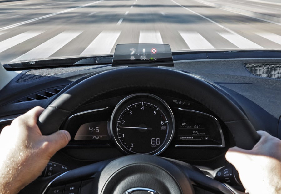 El "head-up" display incorpora nuevas informaciones y es en color.